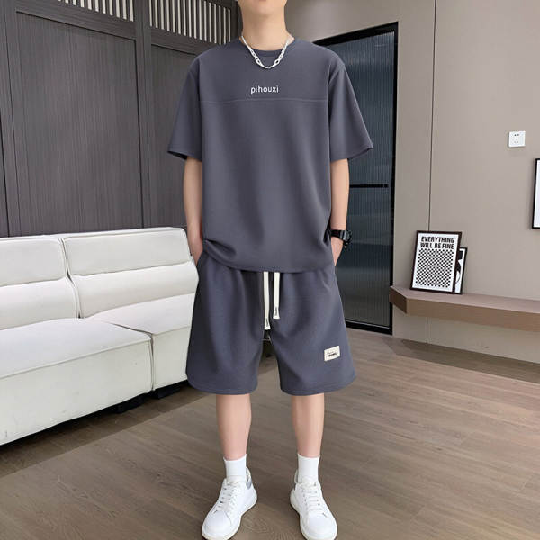 No verão, os homens usam camisetas masculinas com camisetas masculinas com camisetas masculinas.