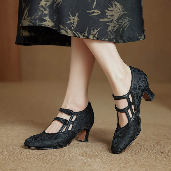 Sapatos Chineses de estilo chinês com calçados antigos e modelos antigos.