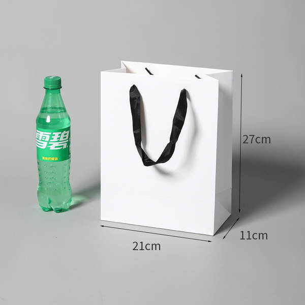 Saco de papel com logo para loja de roupas