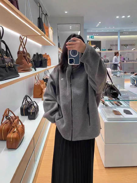 O casaco de inverno da MIU é o novo casaco da MIU para homens e mulheres.