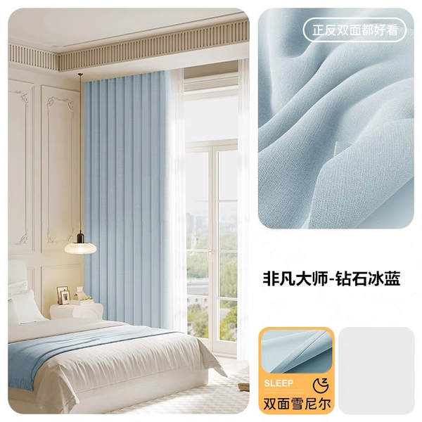 Curta-cabeças duplas de chaminé de cobertura completa na sala de estar do quarto com cortinas modernas e simples de creme de vento francês.