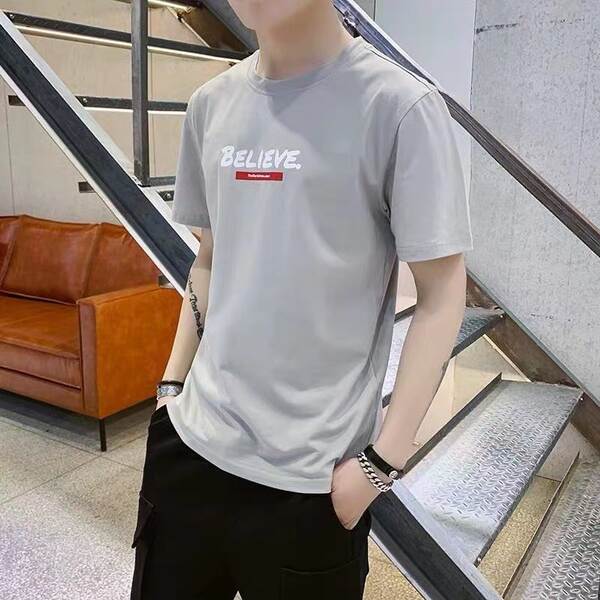 T-shirt de verão de cor branca e branca para homens com meias mãos.