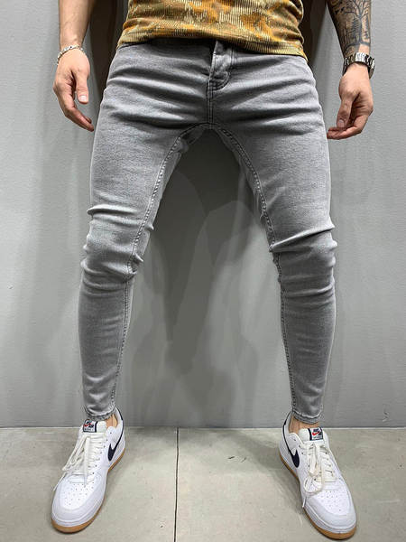 Jovens europeus e americanos de alta qualidade com as pernas apertadas de jeans independentes de comércio exterior