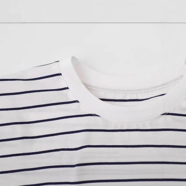 Camiseta feminina branca com listras