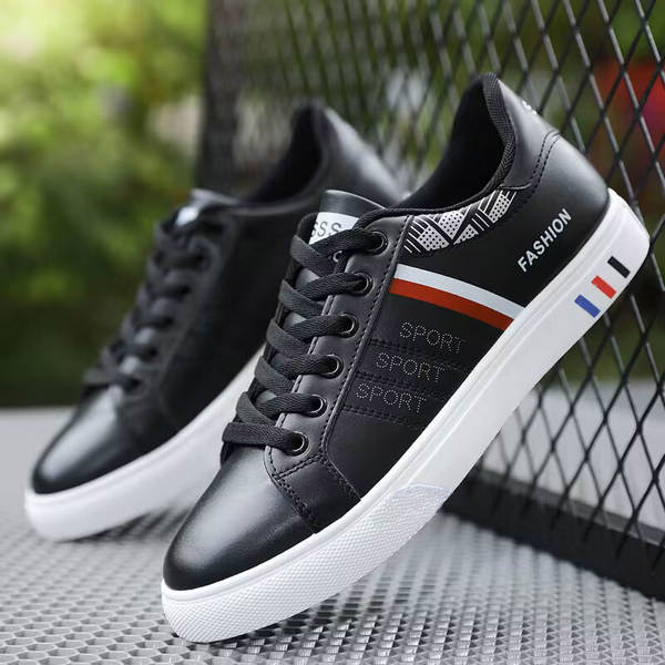 Sapatos esportivos brancos