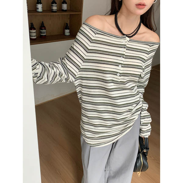 GAGD miu botão de faixa de faixa de ombro de uma palavra longas mãos T-shirts primavera 2025 novo modelo relaxante exibindo ombro magro