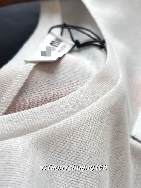 Miu South Oil 2025 novo logotipo leve e fino T-shirt de longa duração para mulheres de baixo para a moda com centenas de vestidos necessários