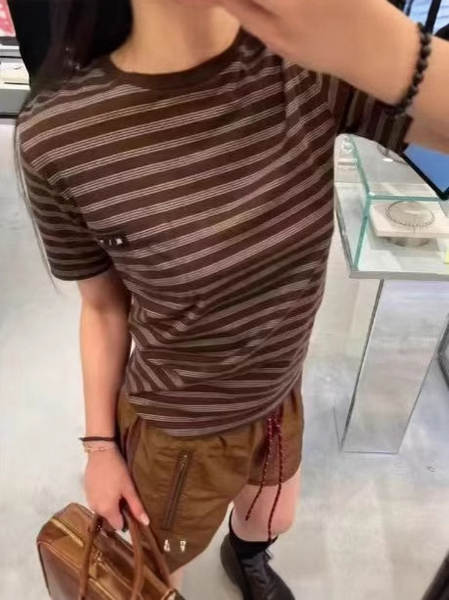Camisa feminina de manga curta com estampa de listras