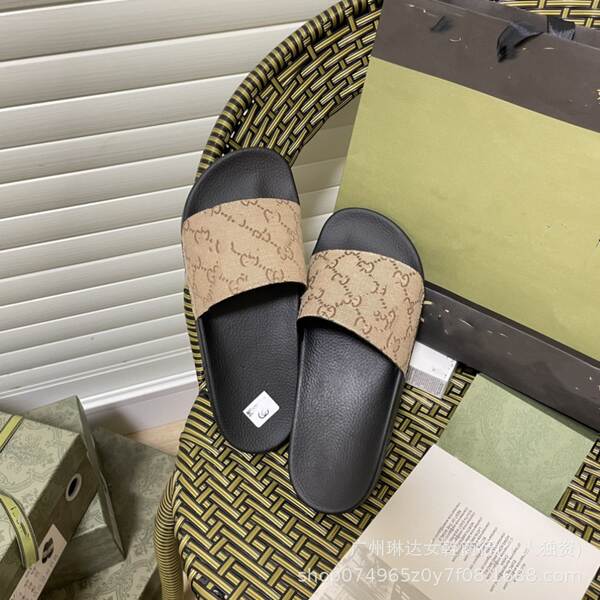 Jovens e mulheres da mesma faixa etária em casa com sapatos de praia em casa