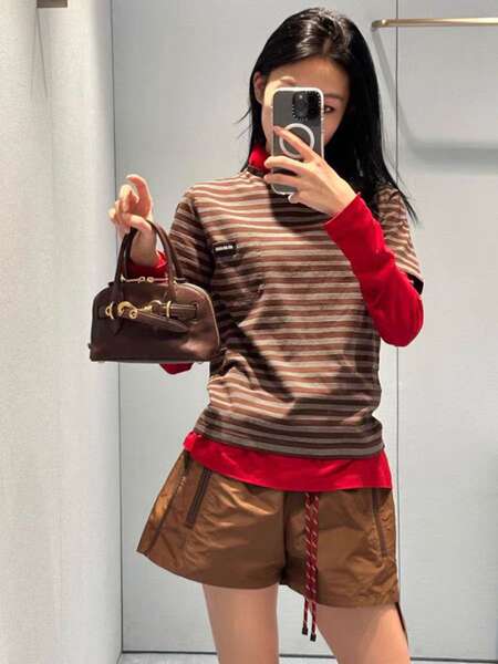 Camisa feminina de manga curta com estampa de listras