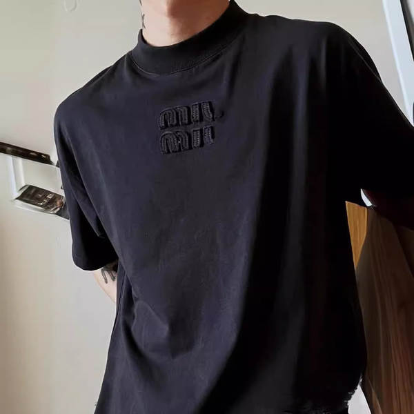 T-shirt masculino e feminino de alta qualidade com pulseira escura e escura.