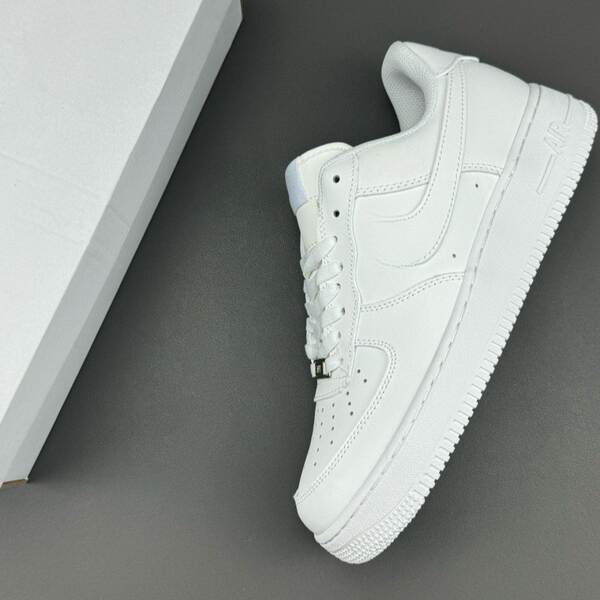 Sapatos de verão da Air Force One, um novo modelo de sapatos de verão.