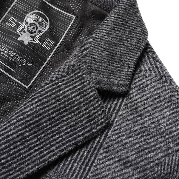 No inverno, o casaco masculino é mais quente do que o casaco masculino.