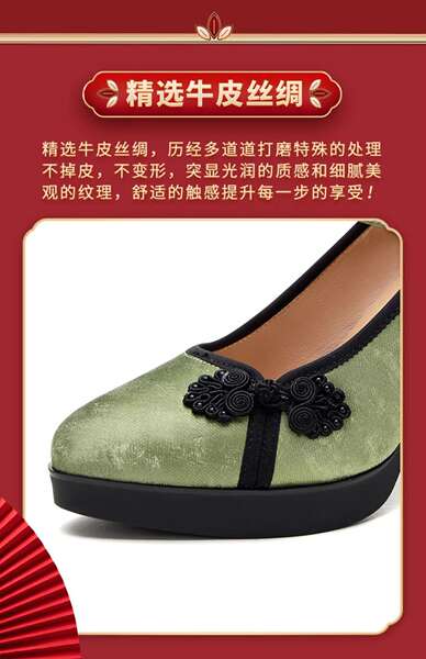 Mulheres chinesas usam sapatos de verão com calçado de cavalo