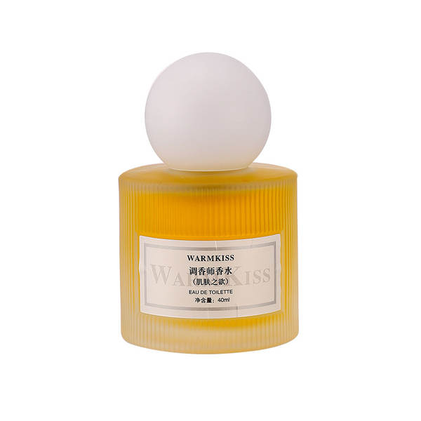 Mulheres perfumadas com perfume no mercado noturno de luxo.