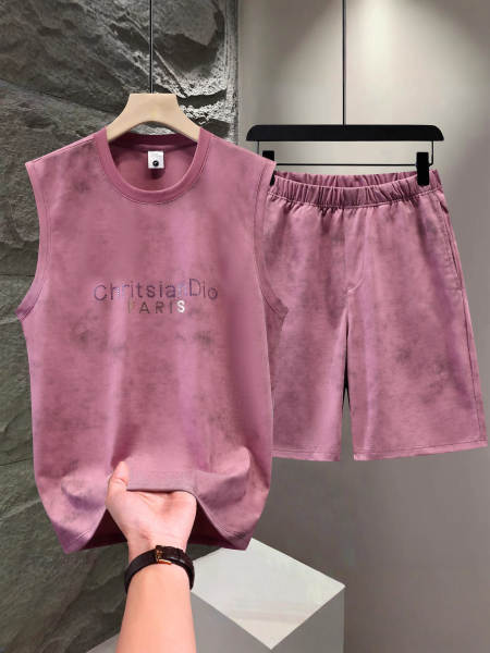 No verão, a moda do casaco masculino tem dois pantalões curtos e um conjunto completo.