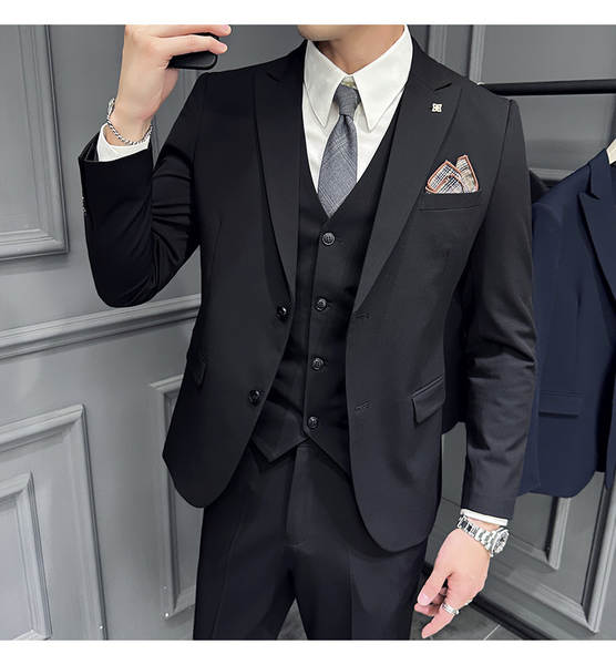 No verão de 23 anos, os homens vestidos com roupas de cor branca e branca usam três camisetas de roupas de casaco.