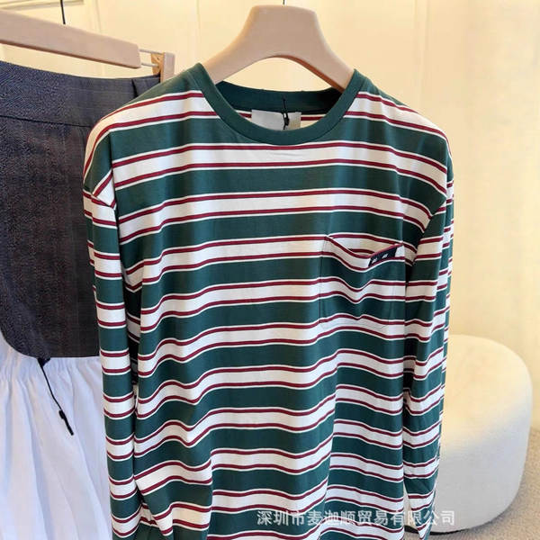 Vestido feminino de alta qualidade Miu26 primavera-verão nova colisão de cores falsa duas camisetas de luvas compridas com letras de algodão puro