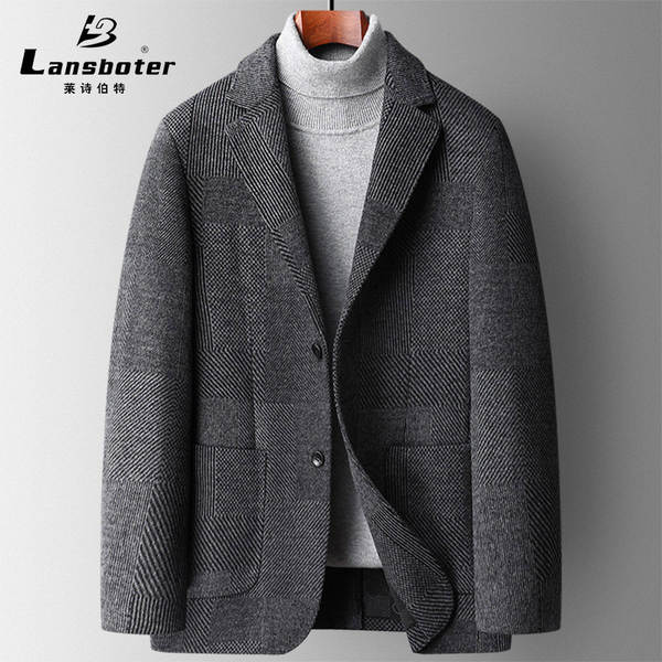No inverno, o casaco masculino é mais quente do que o casaco masculino.