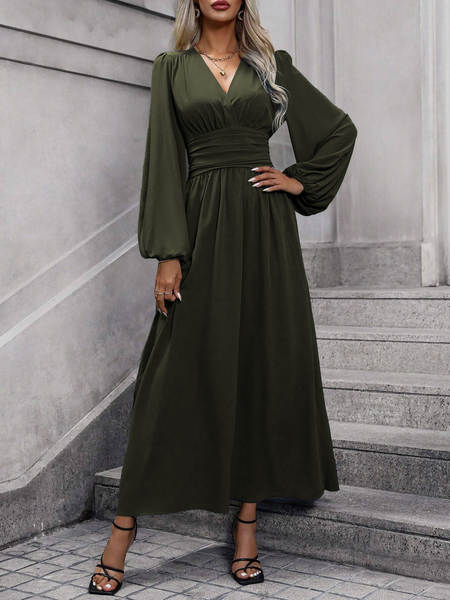 No outono, o novo vestido da senhora está em alta.