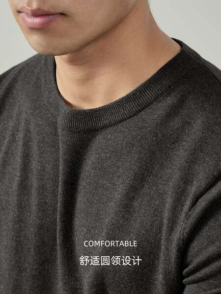 No outono, os homens usam camisetas de couro curto.