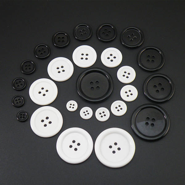 Botão do fabricante botão de resina preto branco quatro olho