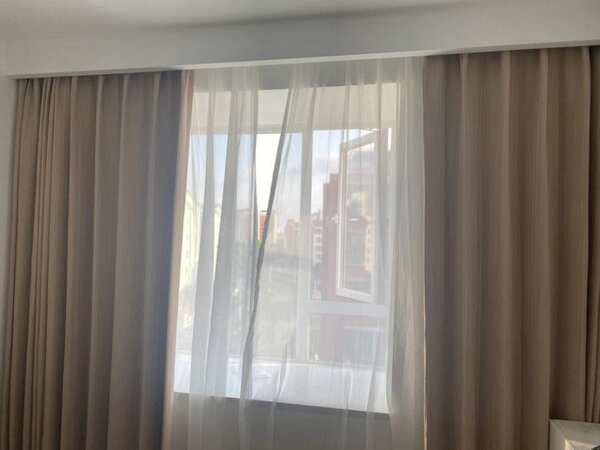 Armazenamento disponível Diversidade de cor pura 100% de cobertura de tecido de cortinas
