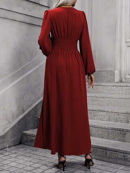 No outono, o novo vestido da senhora está em alta.