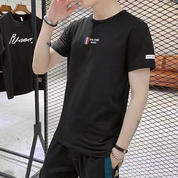 T-shirt de verão de cor branca e branca para homens com meias mãos.