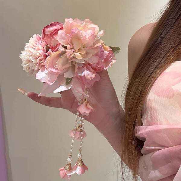 Penteado com Flor e Contas Rosa