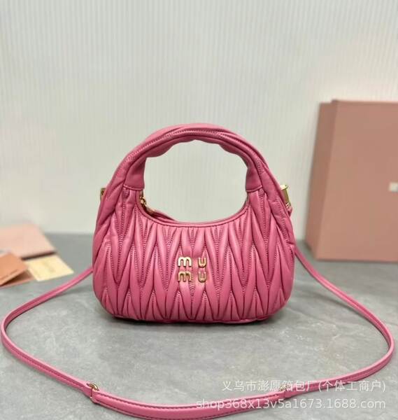 Bolsa feminina de couro com detalhes em pregas