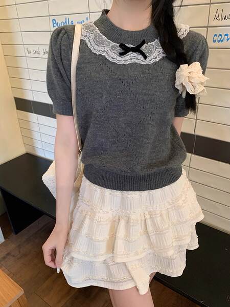 Blusa curta de malha com laço e renda