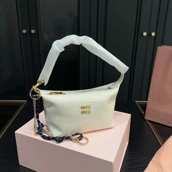Miu Mu2025 novo colisão cor-de-cabeça de surf veludo de repouso em uma caixa de refeições de moda de ombros solitários