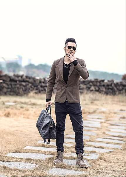 No Inverno, os homens se vestiram com roupas de cor branca, mas os homens se vestiam com roupas de cor branca.