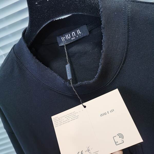T-shirt masculino e feminino de alta qualidade com pulseira escura e escura.