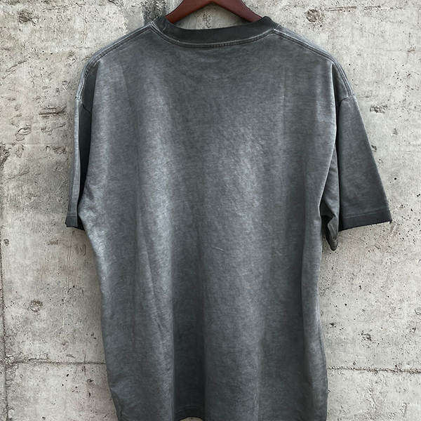 Camiseta short sleeve com estampa e detalhes em wash