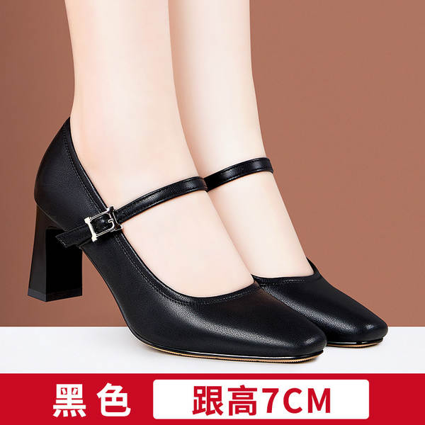 Sapatos de couro branco e branco com sapatos de roupa suave, confortável e não cansativo.