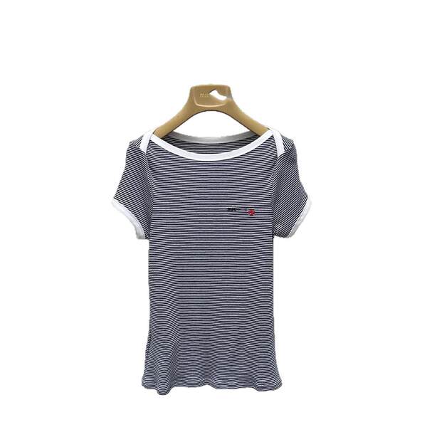 Camiseta manga curta com listras e logo