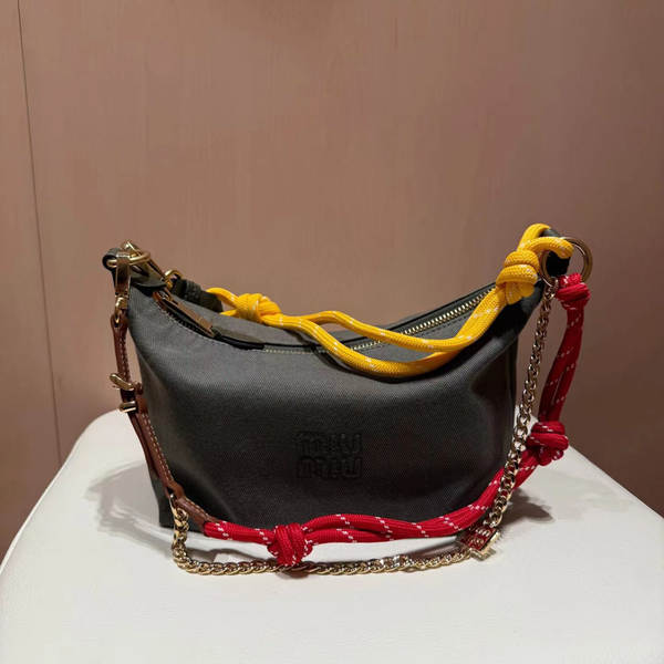 Miu Mu2025 novo colisão cor-de-cabeça de surf veludo de repouso em uma caixa de refeições de moda de ombros solitários