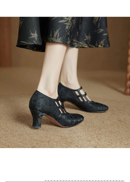 Sapatos Chineses de estilo chinês com calçados antigos e modelos antigos.