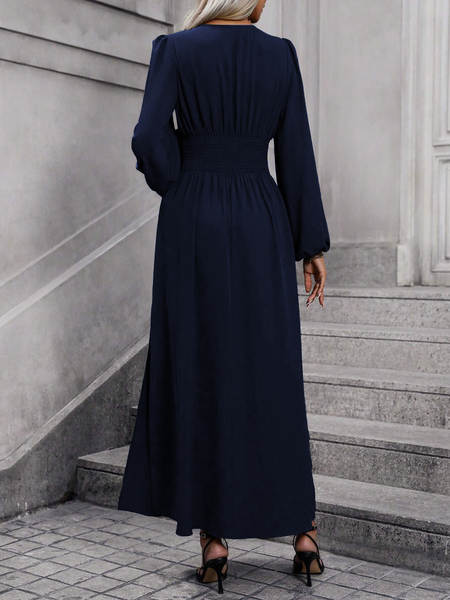 No outono, o novo vestido da senhora está em alta.