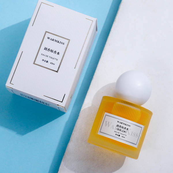 Mulheres perfumadas com perfume no mercado noturno de luxo.