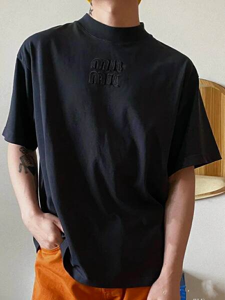 T-shirt masculino e feminino de alta qualidade com pulseira escura e escura.