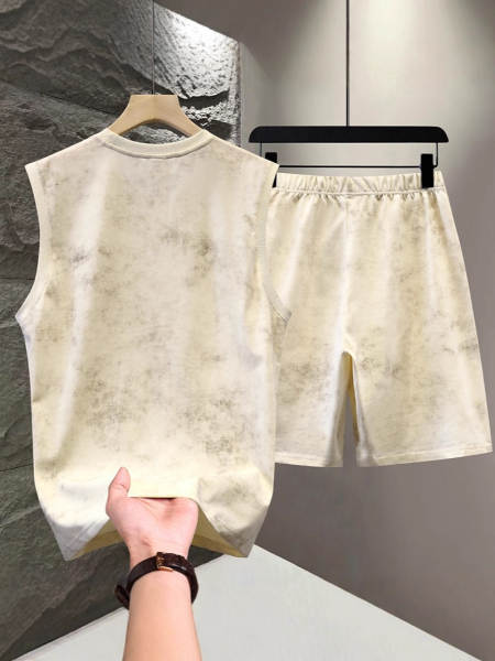No verão, a moda do casaco masculino tem dois pantalões curtos e um conjunto completo.