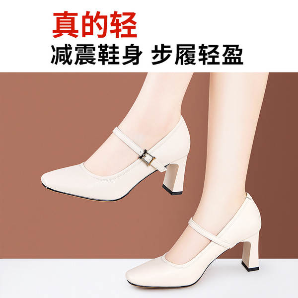 Sapatos de couro branco e branco com sapatos de roupa suave, confortável e não cansativo.