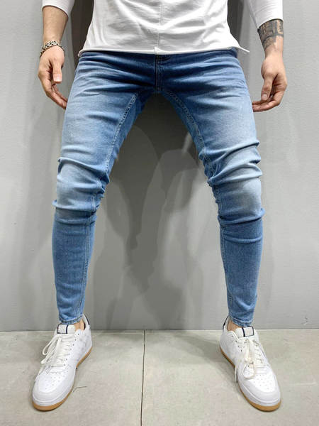 Jovens europeus e americanos de alta qualidade com as pernas apertadas de jeans independentes de comércio exterior
