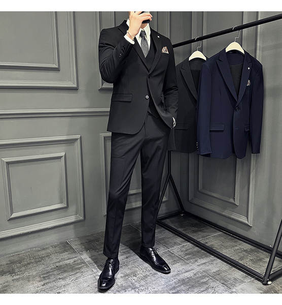 No verão de 23 anos, os homens vestidos com roupas de cor branca e branca usam três camisetas de roupas de casaco.