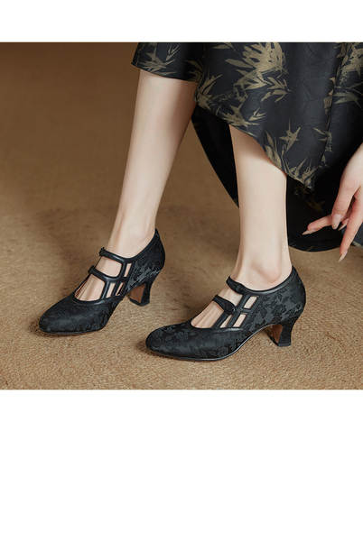 Sapatos Chineses de estilo chinês com calçados antigos e modelos antigos.