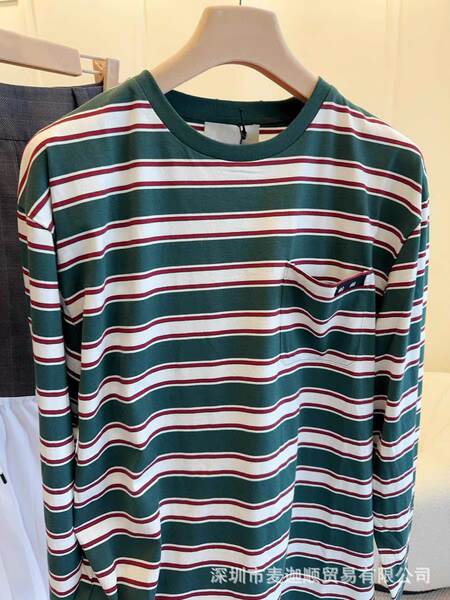 Vestido feminino de alta qualidade Miu26 primavera-verão nova colisão de cores falsa duas camisetas de luvas compridas com letras de algodão puro