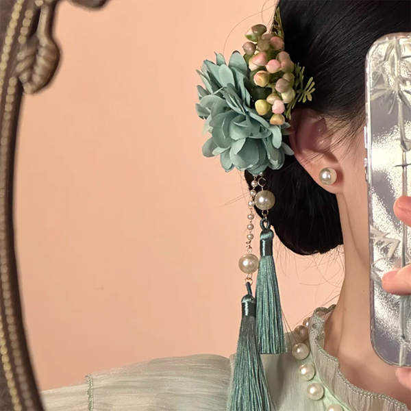 Penteado com Flor e Contas Rosa